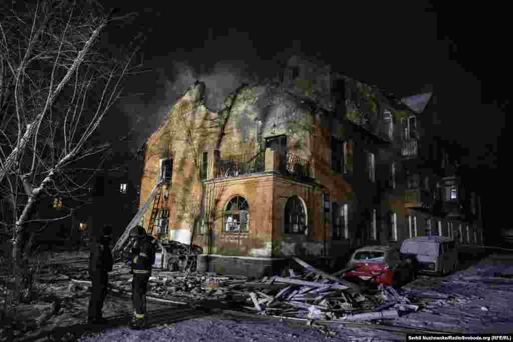 Інша будівля у Дніпровському районі столиці. На місце прибули рятувальники