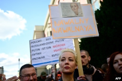 Yulia Navalnaya gjatë një tubimi para Ambasadës ruse në Berlin.