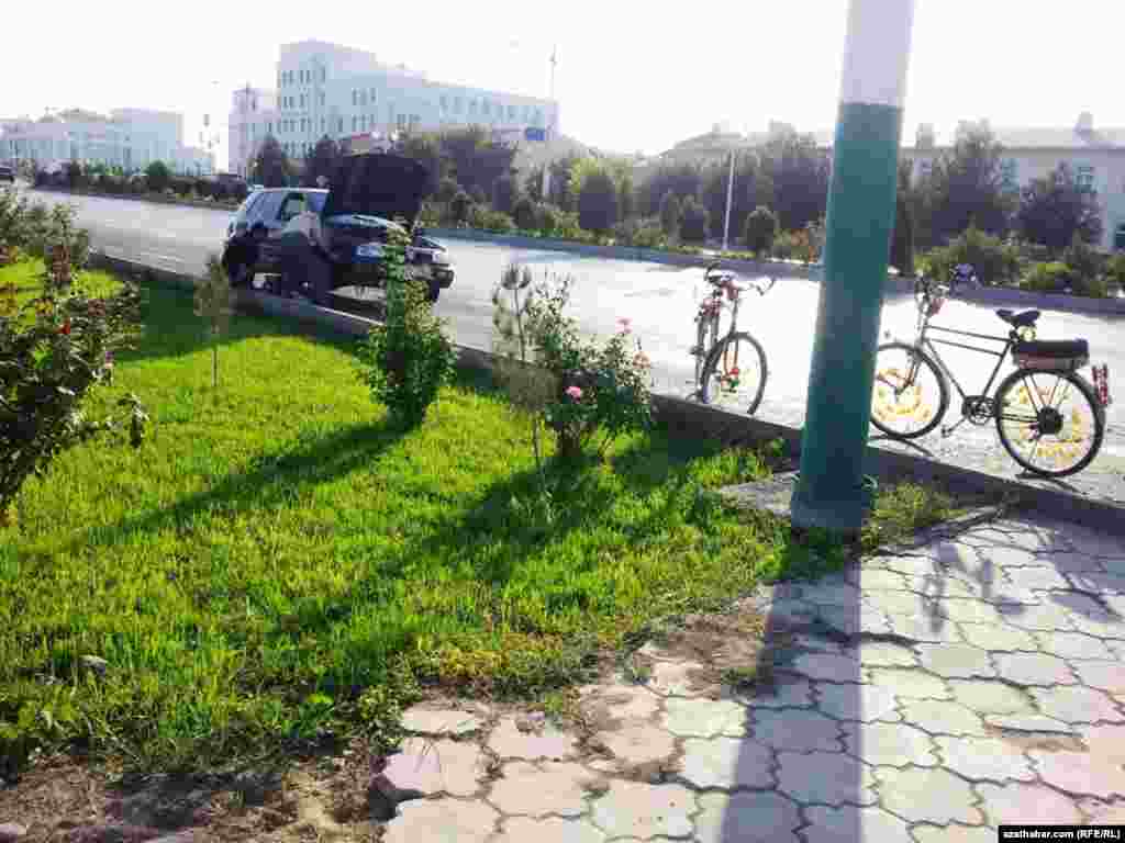 Türkmenabat şäheriniň köçeleriniň birinde awtoulag döwlüpdir