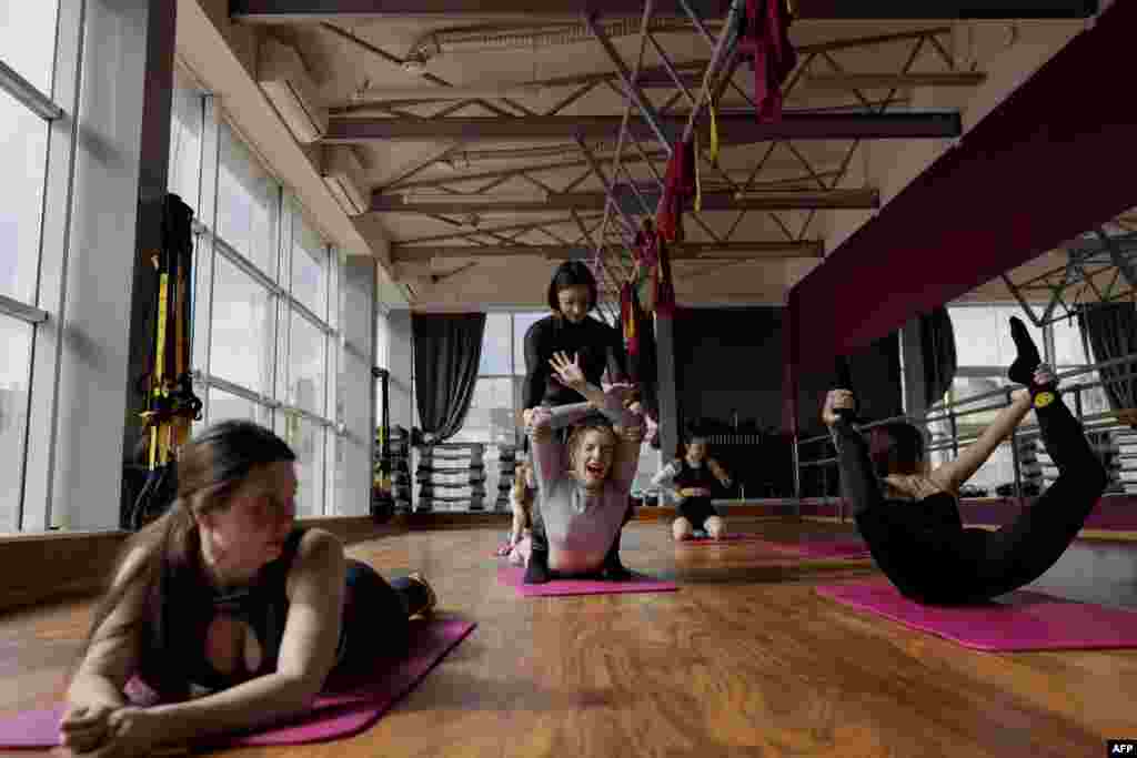 „A katonák gyakran” szeretnék megbeszélni tapasztalataikat és érzéseiket, erősíti meg Lisa is az AFP-nek egy fitneszközpontban, ahol a táncosok a Carmen című opera elektro-remixére gyakorolják a koreográfiát az esti előadás előtt. Néhányan még videókat is mutatnak a nőknek a harctérről - köztük sebesült bajtársakat vagy orosz katonák holttestét. „Ez nagyon-nagyon nehéz tud lenni, ezért általában arra kérem őket, hogy ne mutassák meg nekem ezeket , mert túlságosan a szívemre veszem” – teszi hozzá a lány