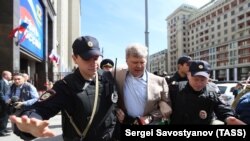 Полиция задерживает Сергея Митрохина у здания Госдумы