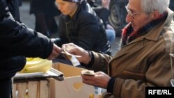 Увеличение размера пенсии на 10 лари, которое правительство планирует с сентября будущего года, уже сейчас выглядит насмешкой. Даже прожиточный минимум, подсчитанный по весьма несовершенной методологии, уже достиг этого уровня