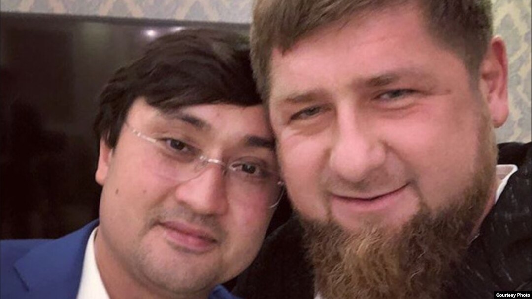 Ойбек Турсуновнинг Чеченистон президенти Рамзон Қодиров билан тушган сурати.