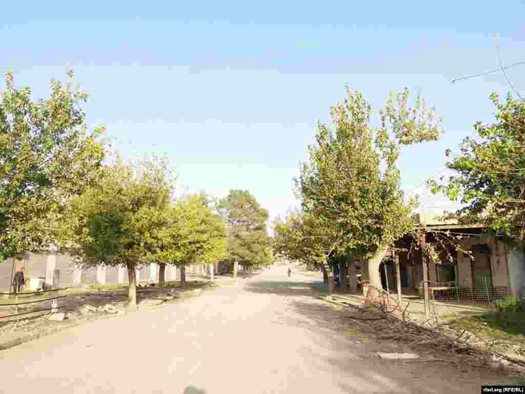 د کجکي ولسوالۍ د کلي یوه څنډه، دغه ولسوالي د ښې اب او هوا له امله د هلمند یوه له سمسورو ولسوالیو څخه شمېرل کېږي.