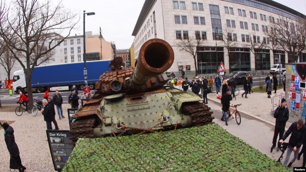 Танк T-72 перед российским посольством в Берлине