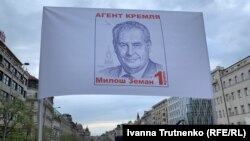 Прагадаги намойиш плакатларидан бири, 2021 йил 29 апрели