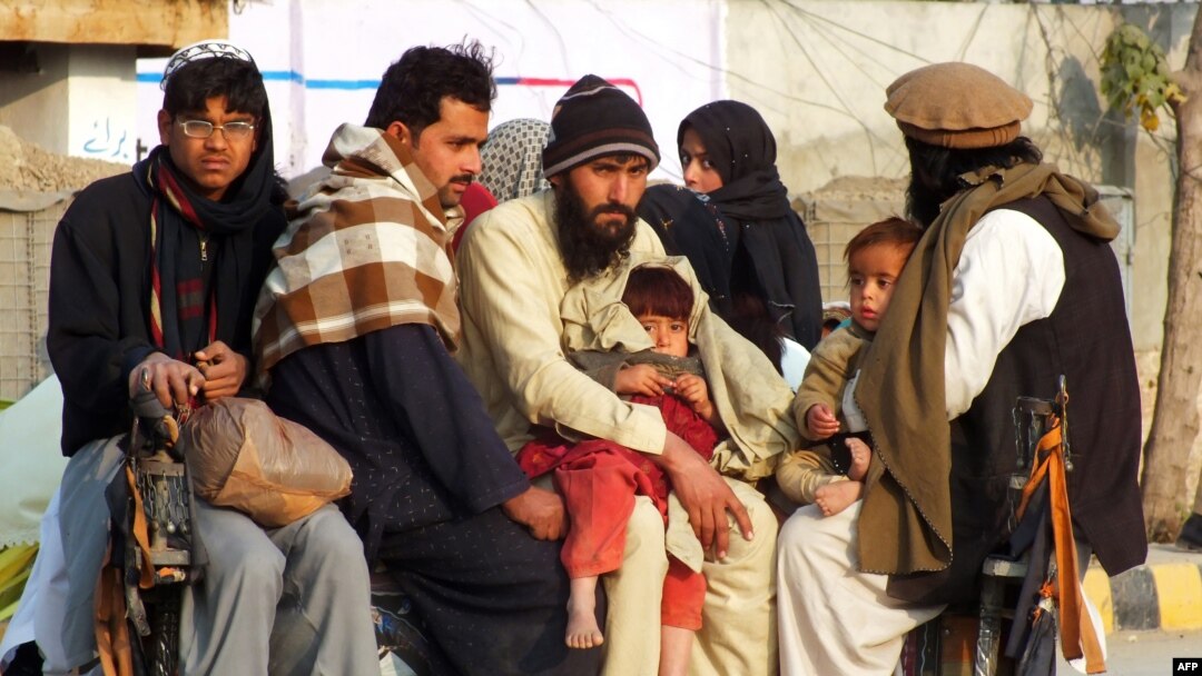 Жители Северного Вазиристана, прибывшие в Банну, январь 2014