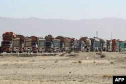 Camioane care transportă refugiați afgani și bunurile lor în apropierea frontierei dintre Pakistan și Afganistan, în Chaman, pe 7 noiembrie 2025.