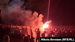 Parole protiv Turaka i pirotehnika na protestu ispred Vlade u Podgorici Parole protiv Turaka i pirotehnika na protestu ispred Vlade u Podgorici