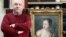 Коллекционер Александр Хочинский рядом с картиной, которую Польша считает произведением французского художника XVIII века "Девочка с голубем" Антуана Пэна 