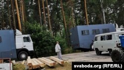 Лагерь возле Слуцка, примерно в 100 километрах к югу от Минска, был до этого медицинским вытрезвителем.