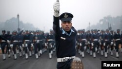 India - Indian Air Force soldiers rehearse for the Republic Day parade on a cold and foggy winter morning in New Delhi December 30, 2014