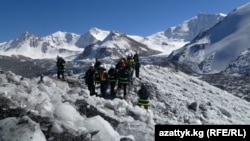 Кумтөр алтын кениндеги абалды иликтеген мамлекеттик комиссиянын өкүлдөрү. 2012-жыл.