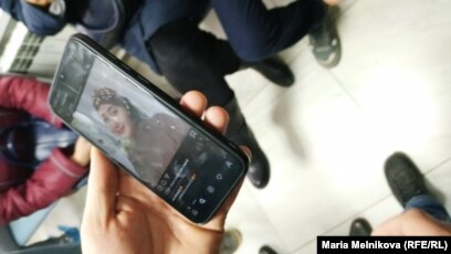 Кең жамбастары бар брюнетка жопты алады Мини юбкадағы сексуалды фото