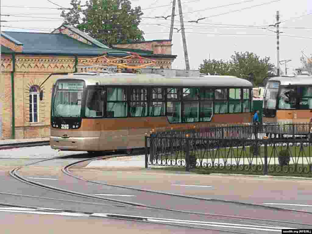 Мұндай вагондар Ташкентте жүрген еді, былтыр мамыр айында Өзбекстан астанасының жергілікті билігі трамвай жүйесінен бас тартқан. Билік трамвайды тоқтату себебін оларды пайдаланатын адамдардың азаюымен, жолдарды кеңейту қажеттігімен түсіндірген. &nbsp;