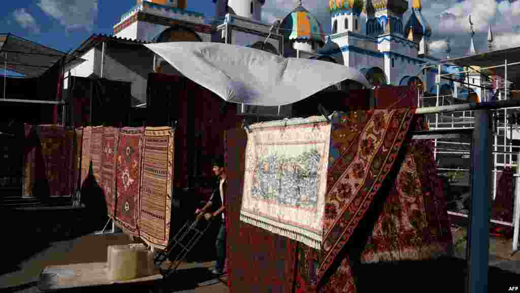 Moskwanyň etegi, bazardaky işçi. &nbsp;(AFP/Vasily Maksimov)