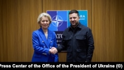 Владимир Зеленский, раисҷумҳури Украина бо Урсула фон дер Ляйен, раиси Комиссияи Аврупо.