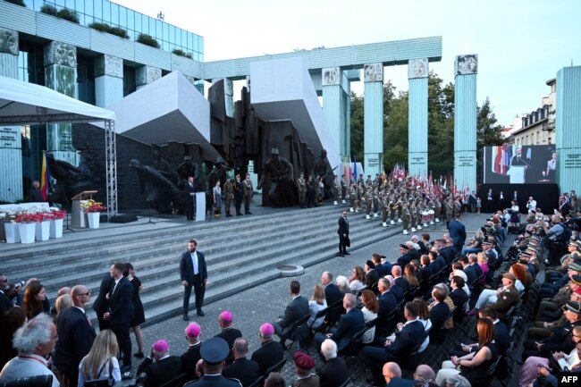 Presidenti polak Andrzej Duda flet në Varshavë në 80-vjetorin e Kryengritjes së Varshavës 1944