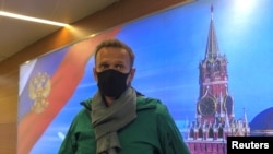 Алексей Навальный перед задержанием в аэропорту Шереметьево
