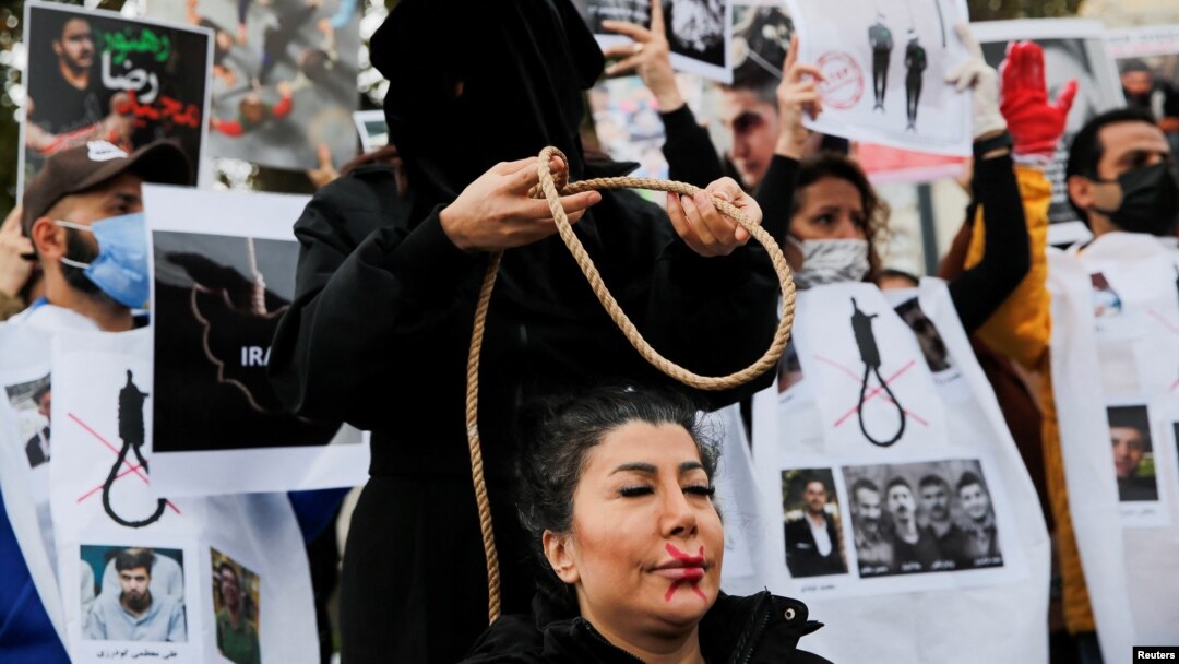 Imagine de arhivă din timpul unui protest în care este simulată o spânzurare publică. Protestele continuă în Iran după ce autoritățile l-au spânzurat, luni dimineața, pe tânărul Majidreza Rahnavard fără un proces real.