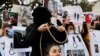 Ljudi sudjeluju u prosvjedu protiv islamskog režima u Iranu nakon smrti Mahse Aminija, u Istanbulu, 10. decrmvar 2022. 