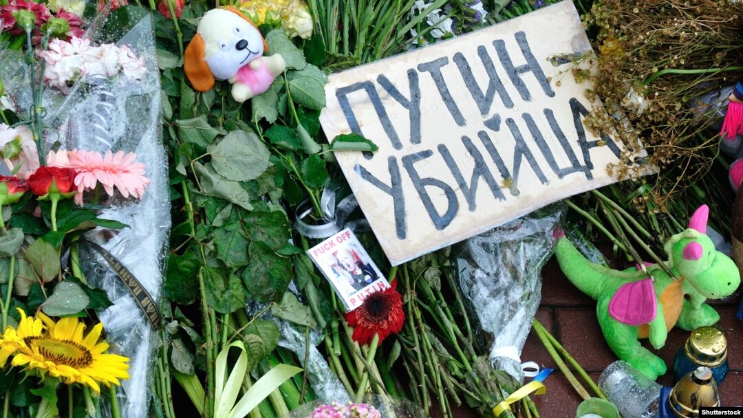 Квіти та дитячі іграшки біля посольства Нідерландів в Україні в пам’ять загиблих людей, які летіли в «Боїнгу» рейсу MH17. Київ, 21 липня 2014 року