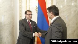 Armenia/US - Karen Karapetian (R), Prime Minister of Armenia, meets with US Ambassador Richard Mills, Yerevan,19May,2017