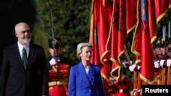 Presidentja e Komisionit Evropian, Ursula von Leyen pritet në Tiranë nga kryeministri i Shqipërisë, Edi Rama, 23 tetor.