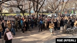 Protest tužilaca, sudija i advokata ispred zgrade Osnovnog suda u Novom Sadu, 2. februar 2026.