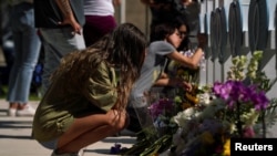 Ljudi žale za žrtvama masovne pucnjave u osnovnoj školi u Uvaldeu, Teksas, SAD, 26. maj 2022.