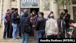 Около здания суда в Баку, где слушается дело по блокировке сайта Радио Азадлыг, 3 мая 2017 года.
