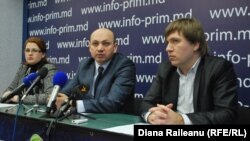 Doina Ioana Străisteanu (stânga), Sergiu Ostaf (centru) şi Vanu Jereghi (dreapta)