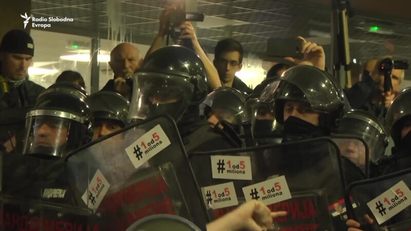 Policija izbacila demonstrante iz RTS-a