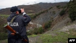 Албански граничар на границата со Грција