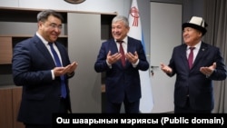 Ош шаарынын мэри Жанар Акаев, Министрлер кабинетинин төрагасы Адылбек Касымалиев, кызматтан кеткен мэр Жеңишбек Токторбаев