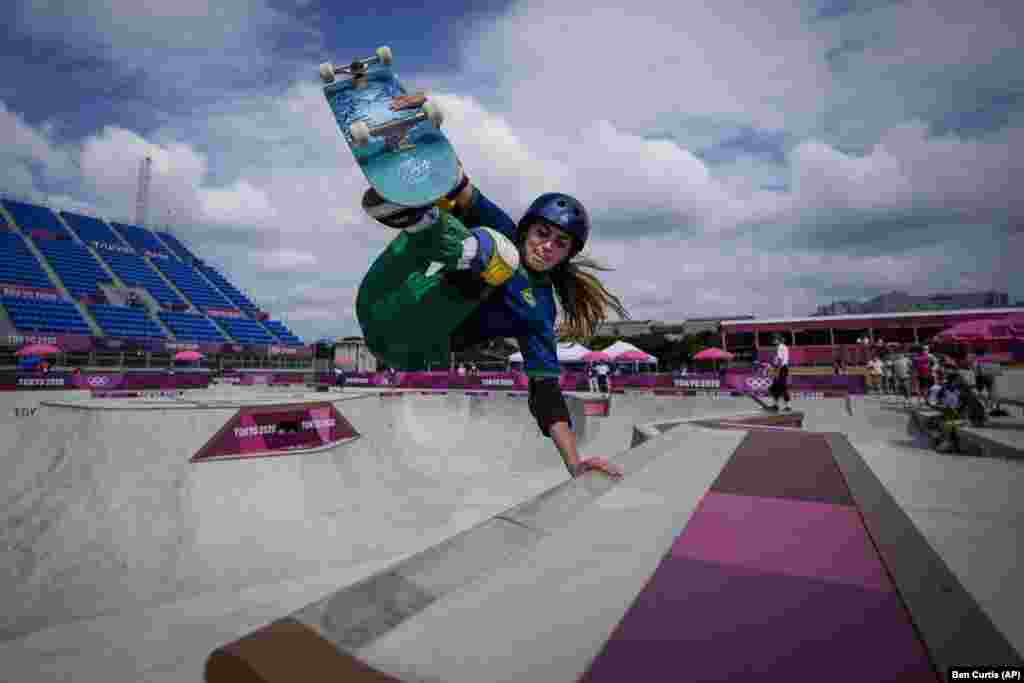 Бразилійка Індіара Асп під час тренування для жінок із паркового скейтбордингу на літніх Олімпійських іграх 2020 року. Токіо, 31 липня 2021 року