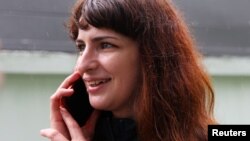 Катерина Борисевич розмовляє по телефону після виходу з колонії 19 травня 2021 року