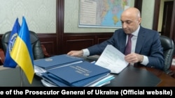 گوندوز مامدوف در دفتر کارش در دادستانی اوکراین