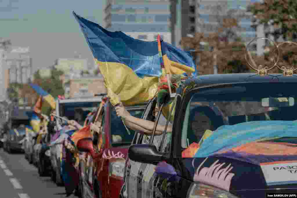 Anëtarë dhe mbështetës të komunitetit LGBT të Ukrainës gjatë Auto-Paradës së Krenarisë në Harkiv.