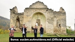 Tineri muzicieni ținând un concert lângă ruinele vechii biserici ortodoxe din Rașcov