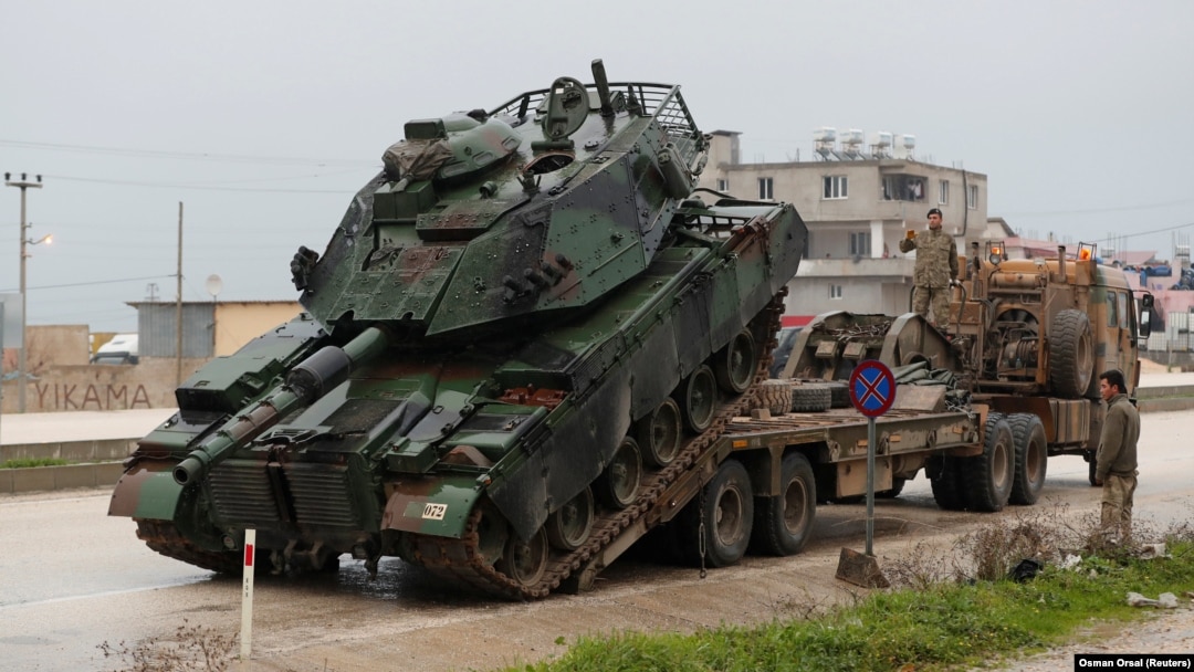 Un tanc al Armatei Turciei este descărcat la o bază militară din orașul Reyhanli în provincia Hatay, în apropiere de granița turco-siriană, ianuarie 2018.