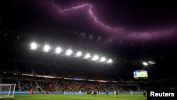 2025 წლის საკლუბო მუნდიალზე მატჩის მსვლელობისას სტადიონის თავზე ელვა დაფიქსირდა, ცინცინატი, ოჰაიო, აშშ.