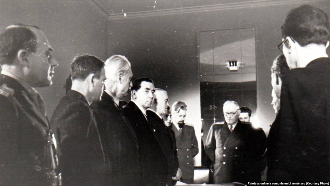 Gheorghe Gheorghiu Dej, P.Groza, Gh. Tătărescu la Legaţia Sovietică, cu prilejul reunirii Nordului Transilvaniei cu România (11 martie 1945) Sursa: Fototeca online a comunismului românesc; cota:02/1945(98/1945)(97/1945)