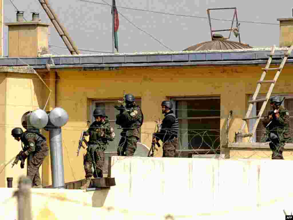 Afganistan - Komandosi u borbi sa teroristima - U vrlo dobro pripremljenom napadu teroristi su u Kabulu napali tri vladine zgrade istovremeno. Po prvi put je napadnuta i jedna zgrada u zapadnom dijelu grada koji je do sada bio potpuno siguran. Ubijeno je 19 ljudi.