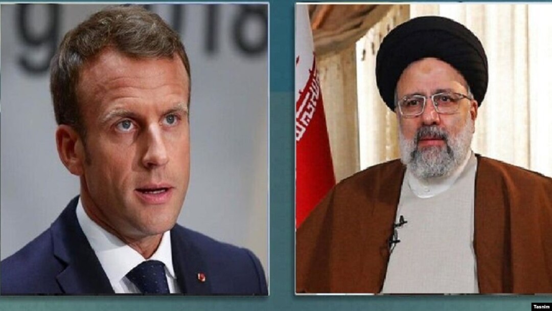 French President Emmanuel Macron (left) and Iranian President Ebrahim Raisi (file photo)