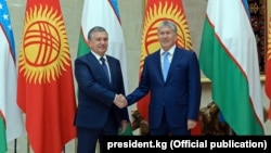 Kyrgyz President Almazbek Atambaev (right) with his Uzbek counterpart Shavkat Mirziyoev in Bishkek on September 5. 