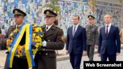 Premierul R. Moldova, Vasile Tofan, și prim-ministrul Ucrainei, Sergii Koretskyi, depun flori la Zidul Memoriei apărătorilor căzuți pentru Ucraina, la Kiev, 26 octombrie 2026.
