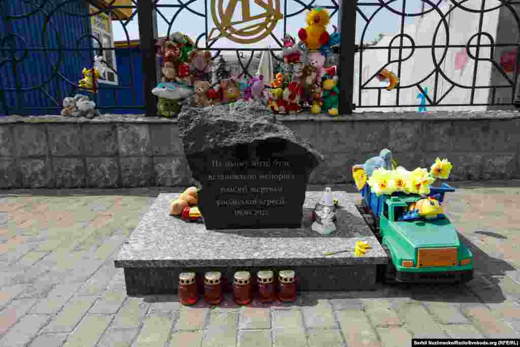 8 квітня 2022 року російські війська влучили ракетою «Точка-У» по людях, які евакуювалися з Донецької області до більш безпечних міст України. Тоді на залізничному вокзалі в Краматорську загинула 61 людина, понад 120 зазнали поранень.На фото: пам'ятник загиблим від російського удару по залізничній станції у Краматорську