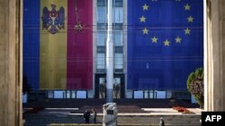 Drapele imense ale Republicii Moldova și Uniunii Europene pe clădirea Guvernului din Chișinău, înainte de alegerile parlamentare. 26 septembrie 2025.