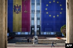 Steaguri în centrul Chișinăului, cu două zile înaintea alegerilor de la 28 septembrie.